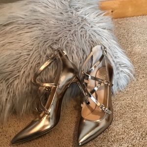 Vince camuto Gold metallic pumps